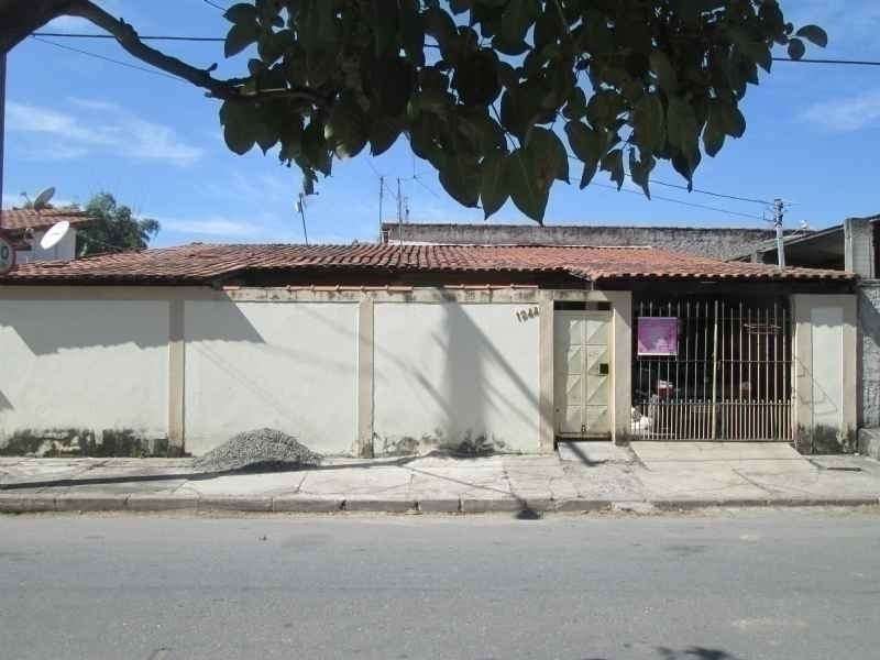Casa com 3 quartos e 208m² à venda no bairro Engenheiro Neiva, Guaratingueta