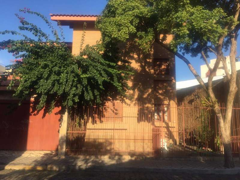 Casa com 4 quartos e 4 banheiros à venda no bairro Centro, Lorena