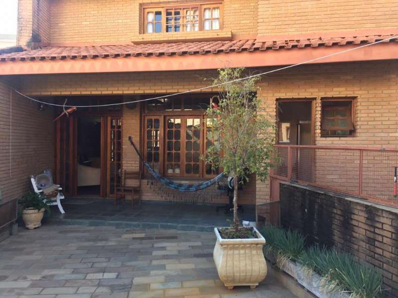 Casa com 4 quartos e 4 banheiros à venda no bairro Centro, Lorena