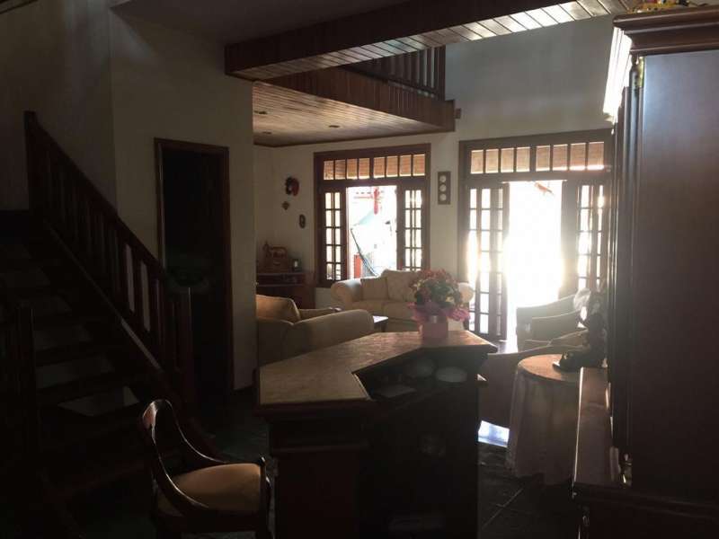 Casa com 4 quartos e 4 banheiros à venda no bairro Centro, Lorena