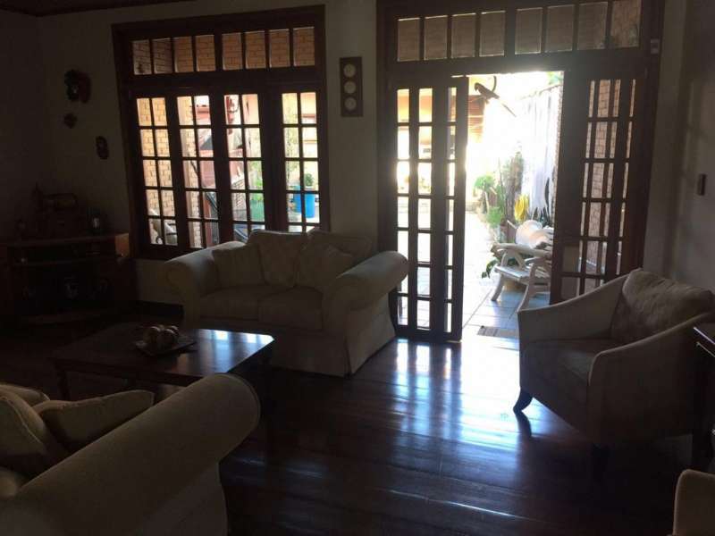 Casa com 4 quartos e 4 banheiros à venda no bairro Centro, Lorena