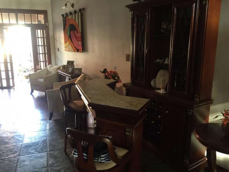Casa com 4 quartos e 4 banheiros à venda no bairro Centro, Lorena