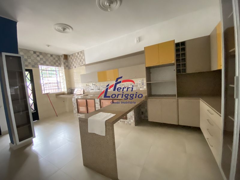 Casa com 5 quartos e 3 banheiros à venda no bairro Centro, Guaratingueta