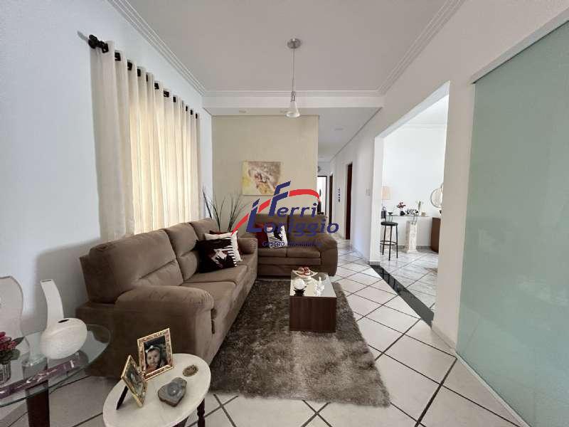 Casa com 4 quartos e 3 banheiros à venda no bairro Parque das Arvores, Guaratingueta