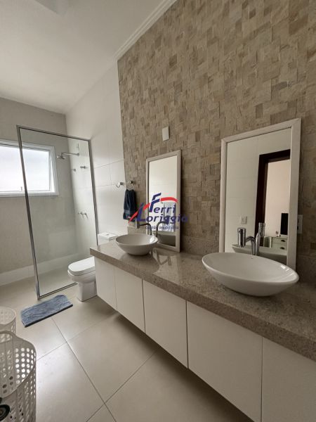 Casa com 3 quartos e 4 banheiros à venda no bairro Club dos 500, Guaratingueta