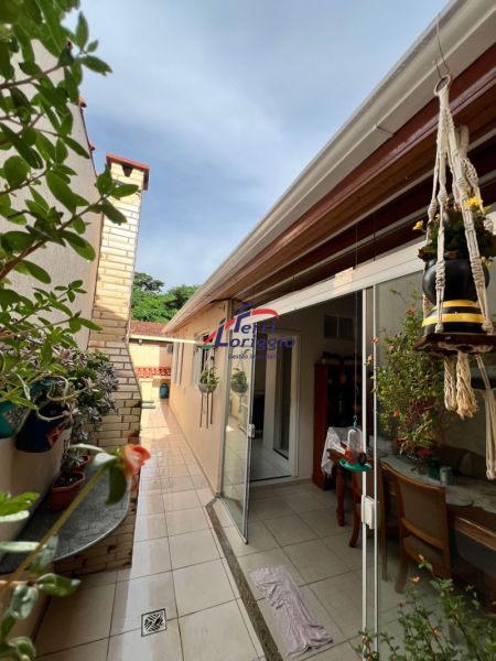 Sobrado Residencial com 3 quartos e 3 banheiros à venda no bairro Centro, Guaratingueta