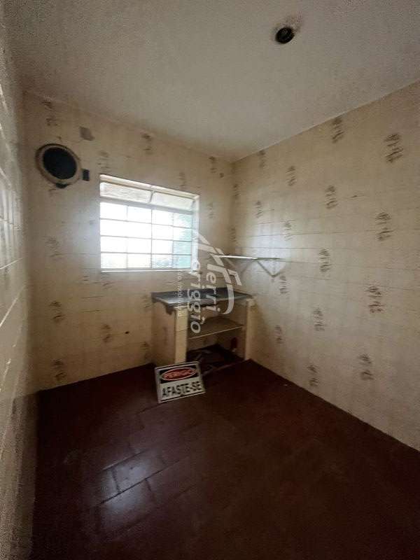Casa de Fundos com 2 banheiros e 37m² para alugar no bairro Campo do Galvao, Guaratingueta
