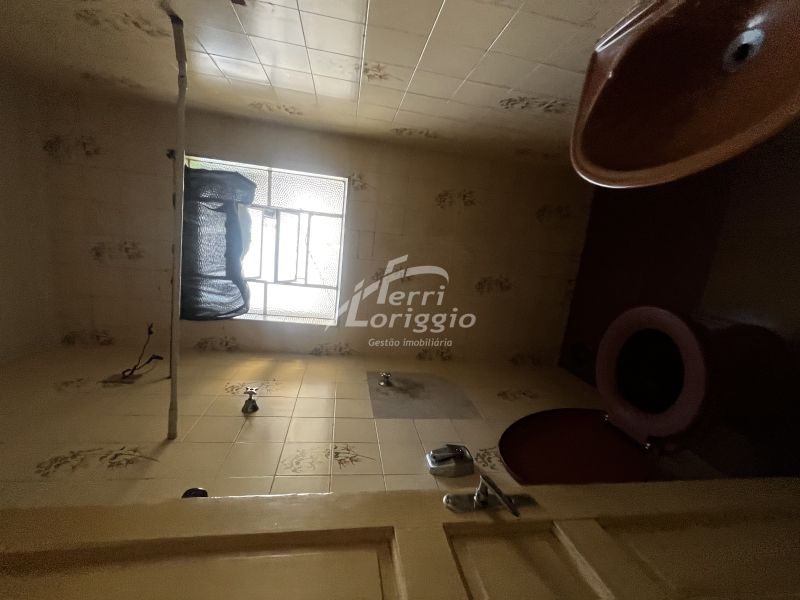 Casa de Fundos com 2 banheiros e 37m² para alugar no bairro Campo do Galvao, Guaratingueta
