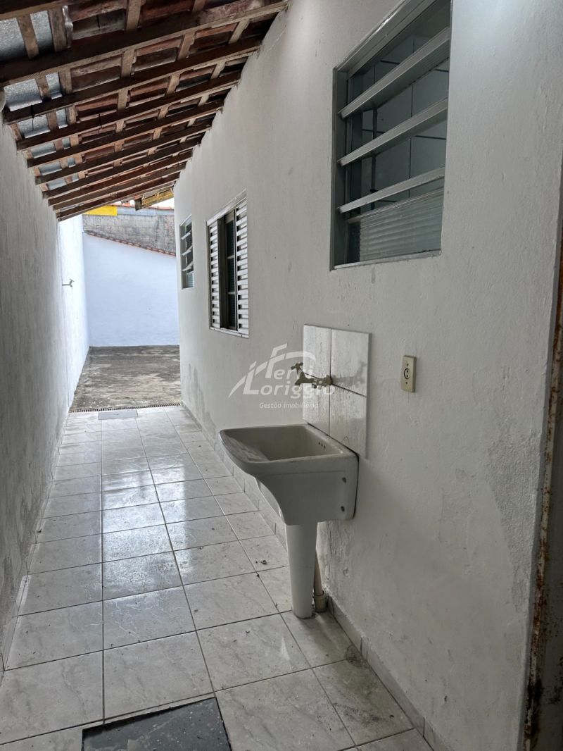 Casa com 3 quartos, 1 banheiro e 62m² para alugar no bairro Village Santana, Guaratingueta