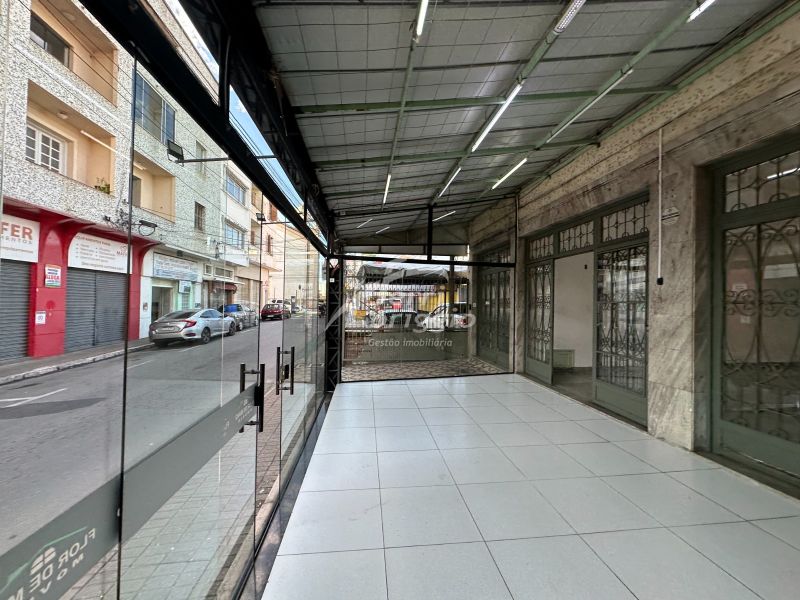 Ponto Comercial com 2 banheiros para alugar no bairro Centro, Guaratingueta