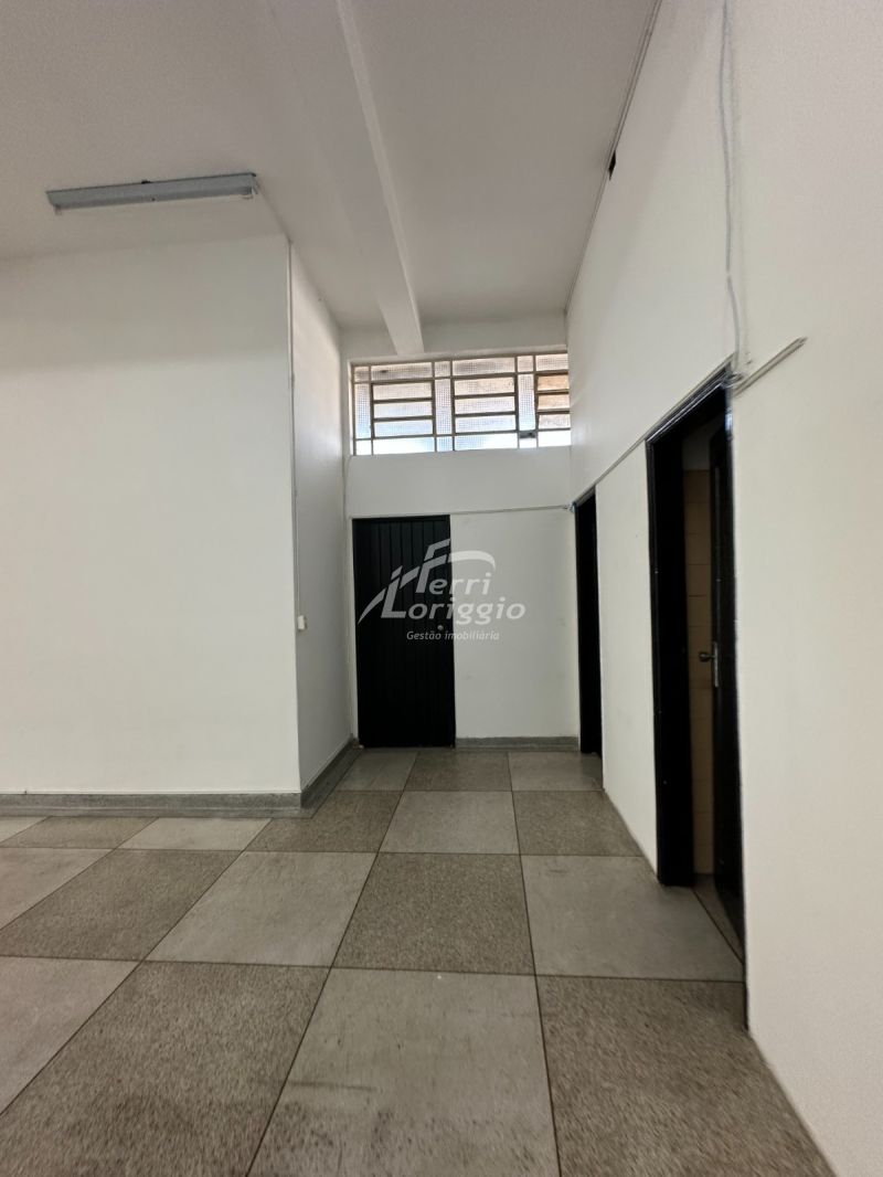 Ponto Comercial com 2 banheiros para alugar no bairro Centro, Guaratingueta