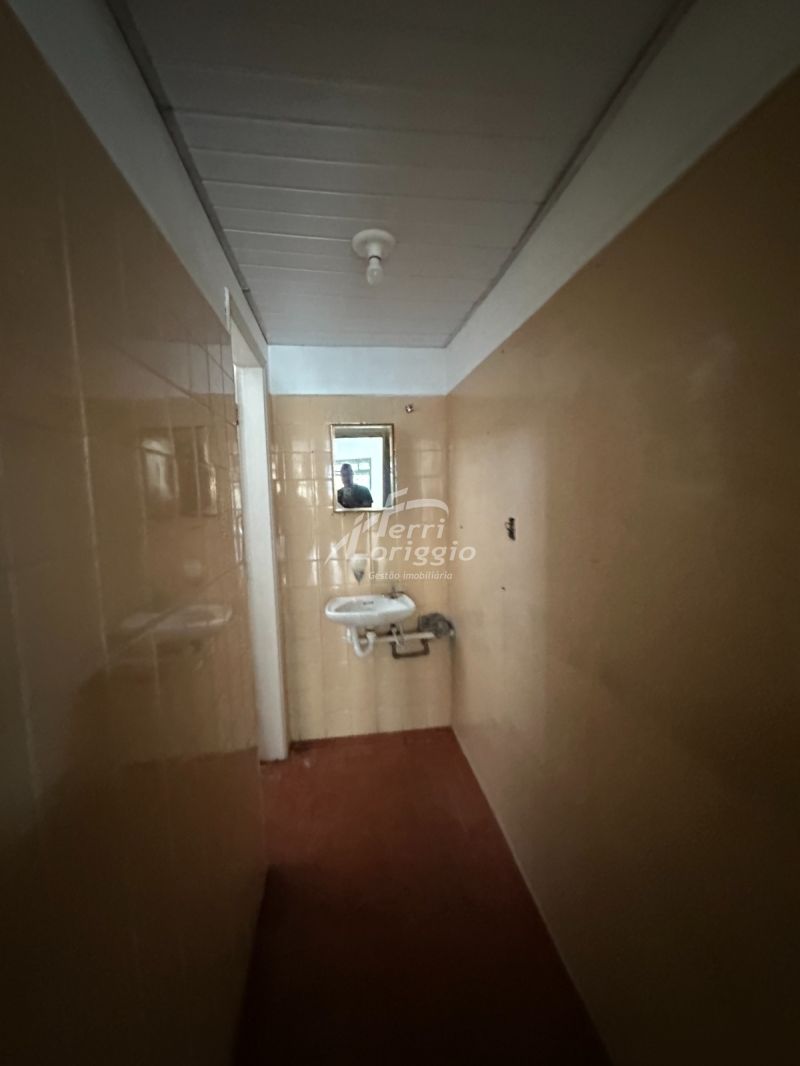 Ponto Comercial com 2 banheiros para alugar no bairro Centro, Guaratingueta