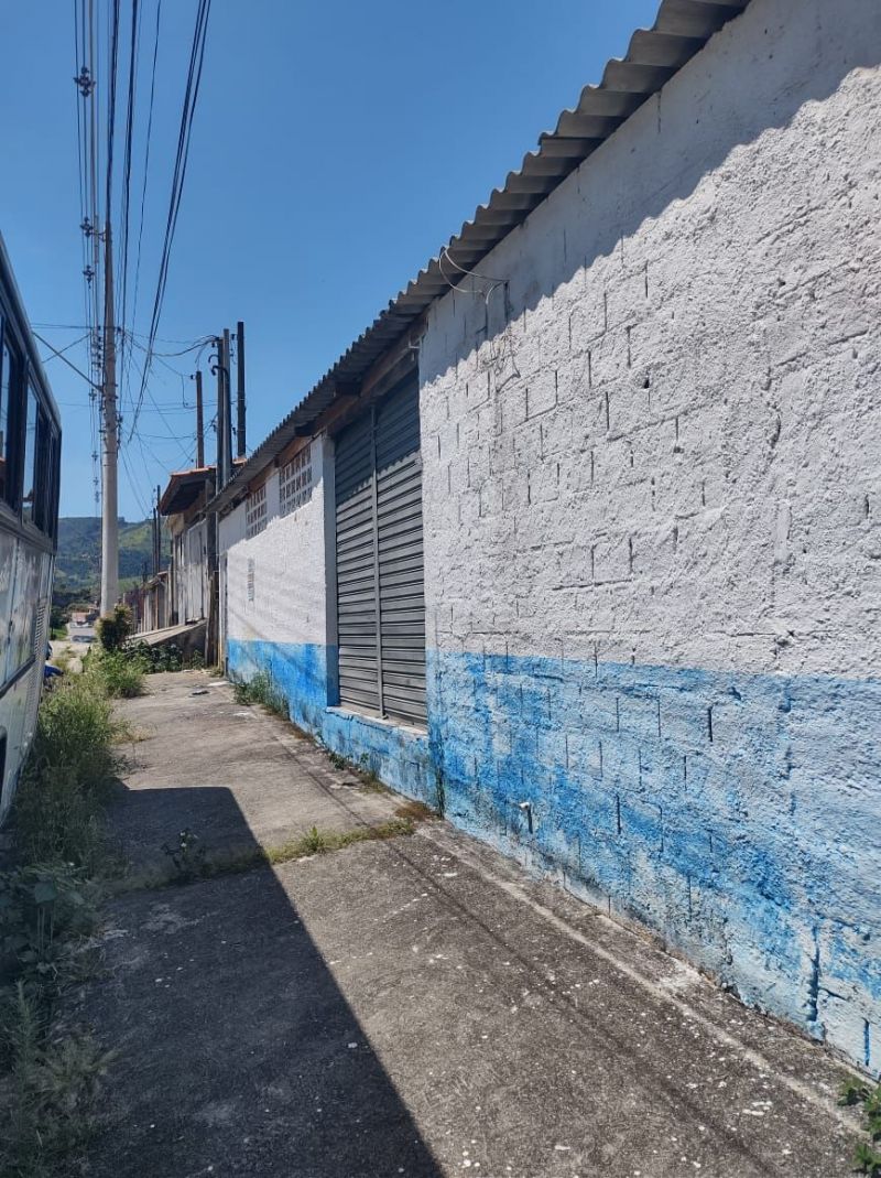Casa com 3 quartos e 2 banheiros para alugar no bairro Itaguaçu, Aparecida