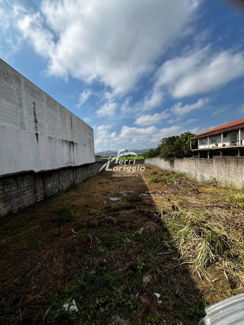 Ponto Comercial com 3 banheiros e 122m² para alugar no bairro Santa Luzia, Guaratingueta