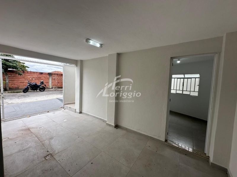 Casa com 4 quartos e 2 banheiros para alugar no bairro Vila Galvao, Guaratingueta