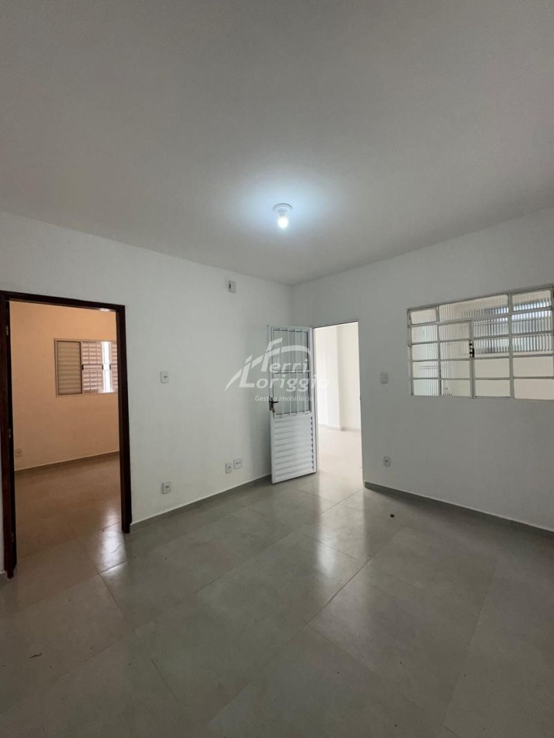 Casa com 4 quartos e 2 banheiros para alugar no bairro Vila Galvao, Guaratingueta