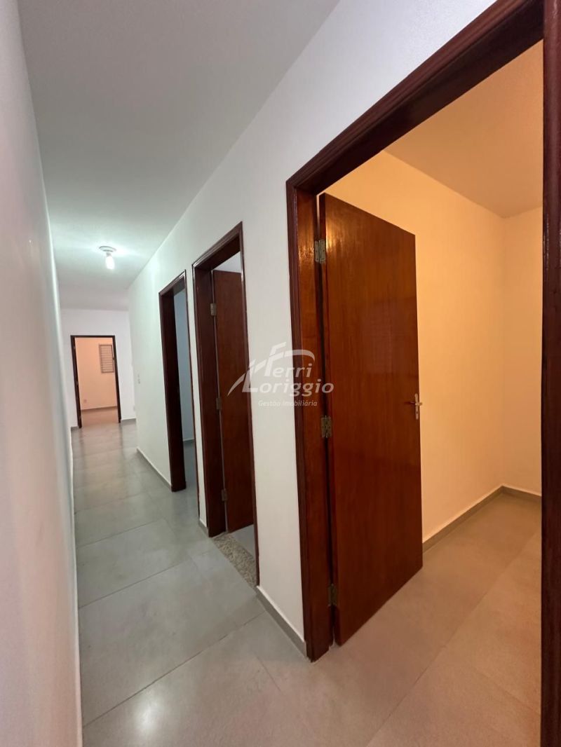 Casa com 4 quartos e 2 banheiros para alugar no bairro Vila Galvao, Guaratingueta