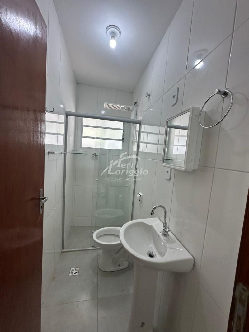 Casa com 4 quartos e 2 banheiros para alugar no bairro Vila Galvao, Guaratingueta
