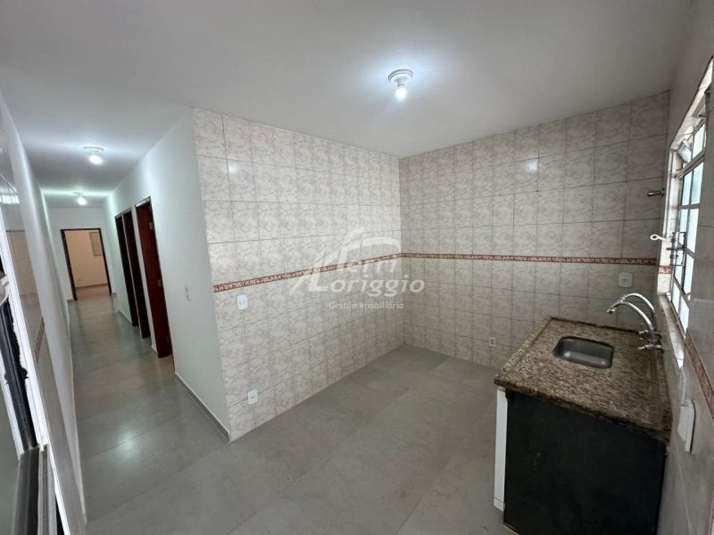 Casa com 4 quartos e 2 banheiros para alugar no bairro Vila Galvao, Guaratingueta