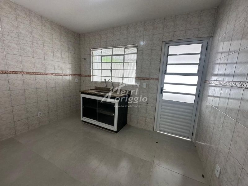 Casa com 4 quartos e 2 banheiros para alugar no bairro Vila Galvao, Guaratingueta