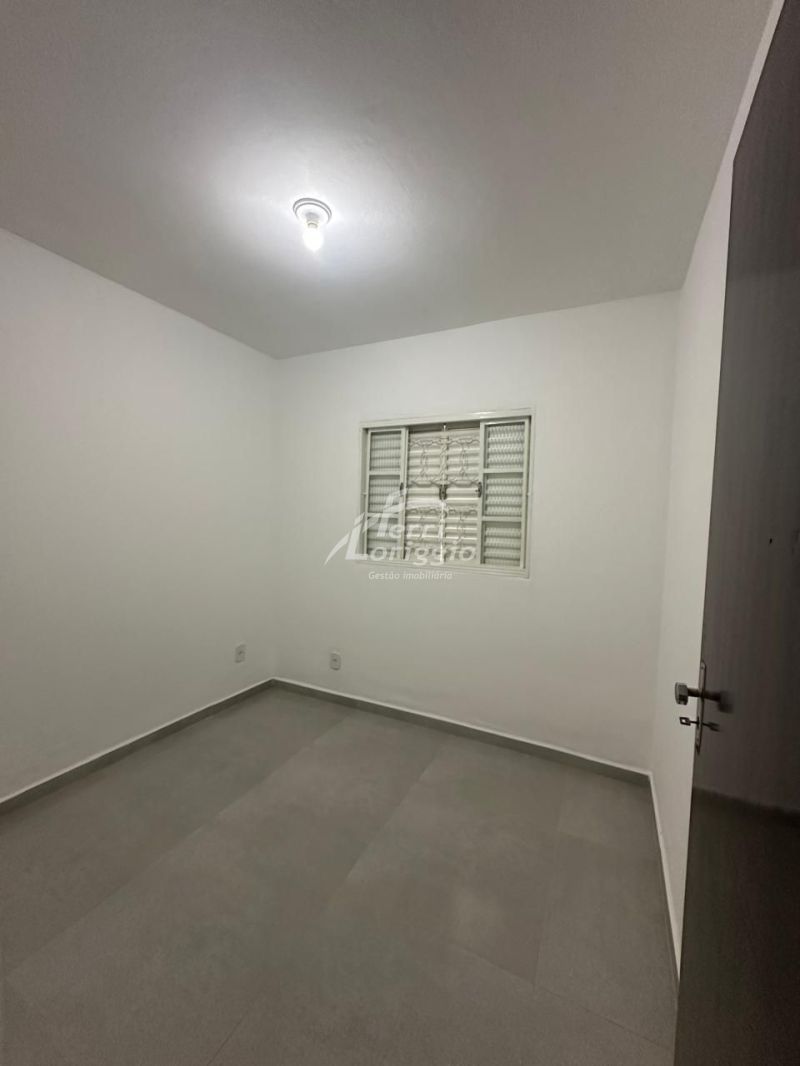 Casa com 4 quartos e 2 banheiros para alugar no bairro Vila Galvao, Guaratingueta