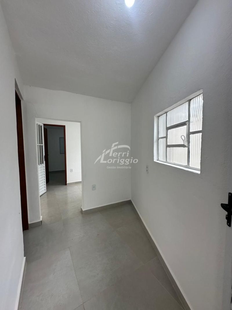 Casa com 4 quartos e 2 banheiros para alugar no bairro Vila Galvao, Guaratingueta