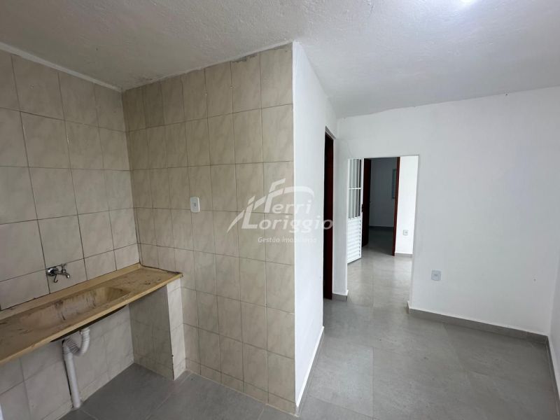 Casa com 4 quartos e 2 banheiros para alugar no bairro Vila Galvao, Guaratingueta