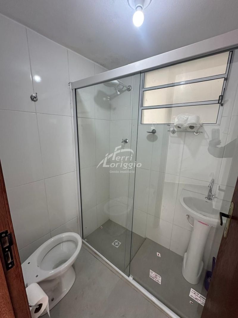 Casa com 4 quartos e 2 banheiros para alugar no bairro Vila Galvao, Guaratingueta