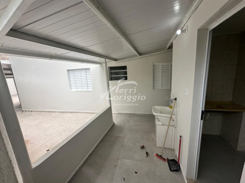 Casa com 4 quartos e 2 banheiros para alugar no bairro Vila Galvao, Guaratingueta