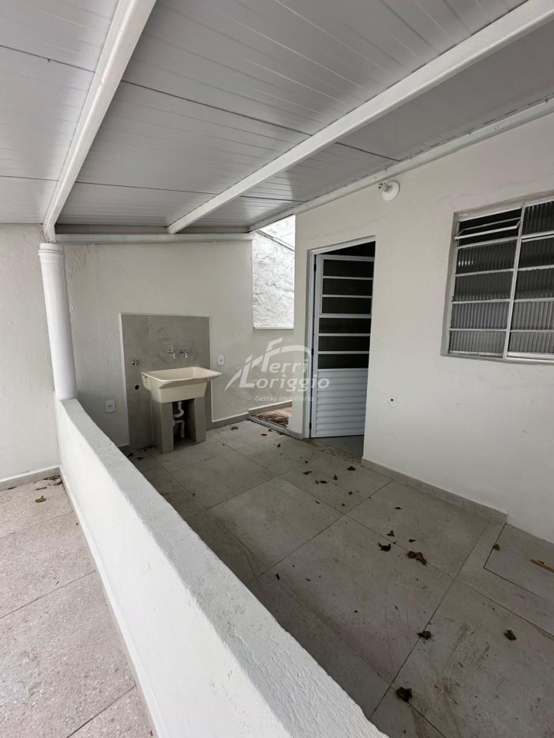 Casa com 4 quartos e 2 banheiros para alugar no bairro Vila Galvao, Guaratingueta