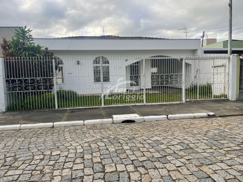 Casa com 4 quartos, 2 banheiros e 213m² para alugar no bairro Vila Paraiba, Guaratingueta