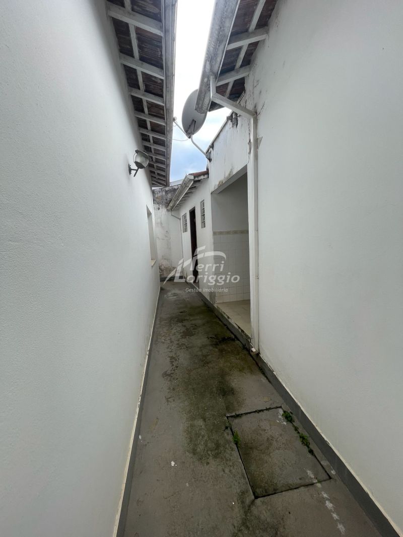 Casa com 4 quartos, 2 banheiros e 213m² para alugar no bairro Vila Paraiba, Guaratingueta