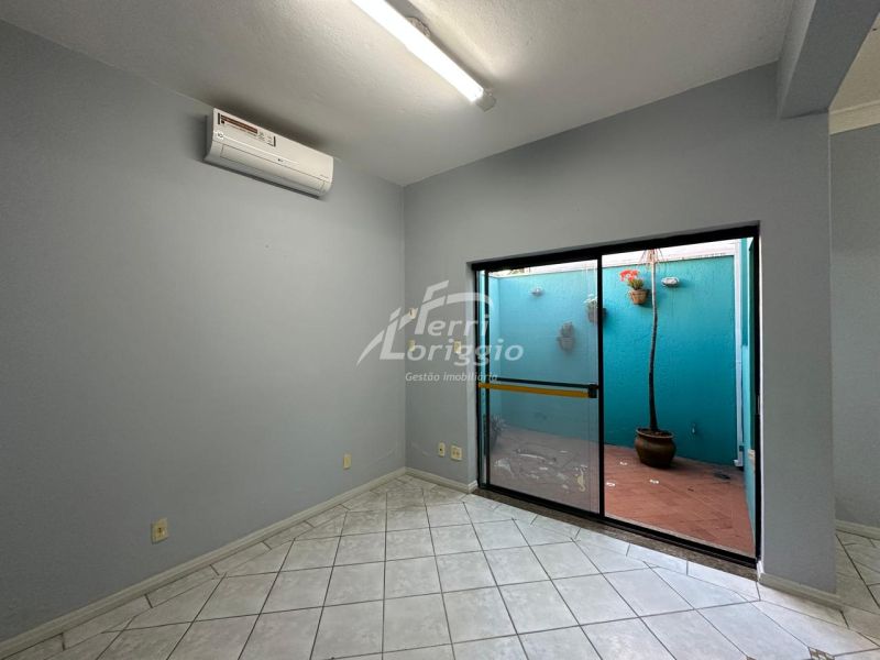 Ponto Comercial com 3 banheiros e 93m² para alugar no bairro Centro, Guaratingueta
