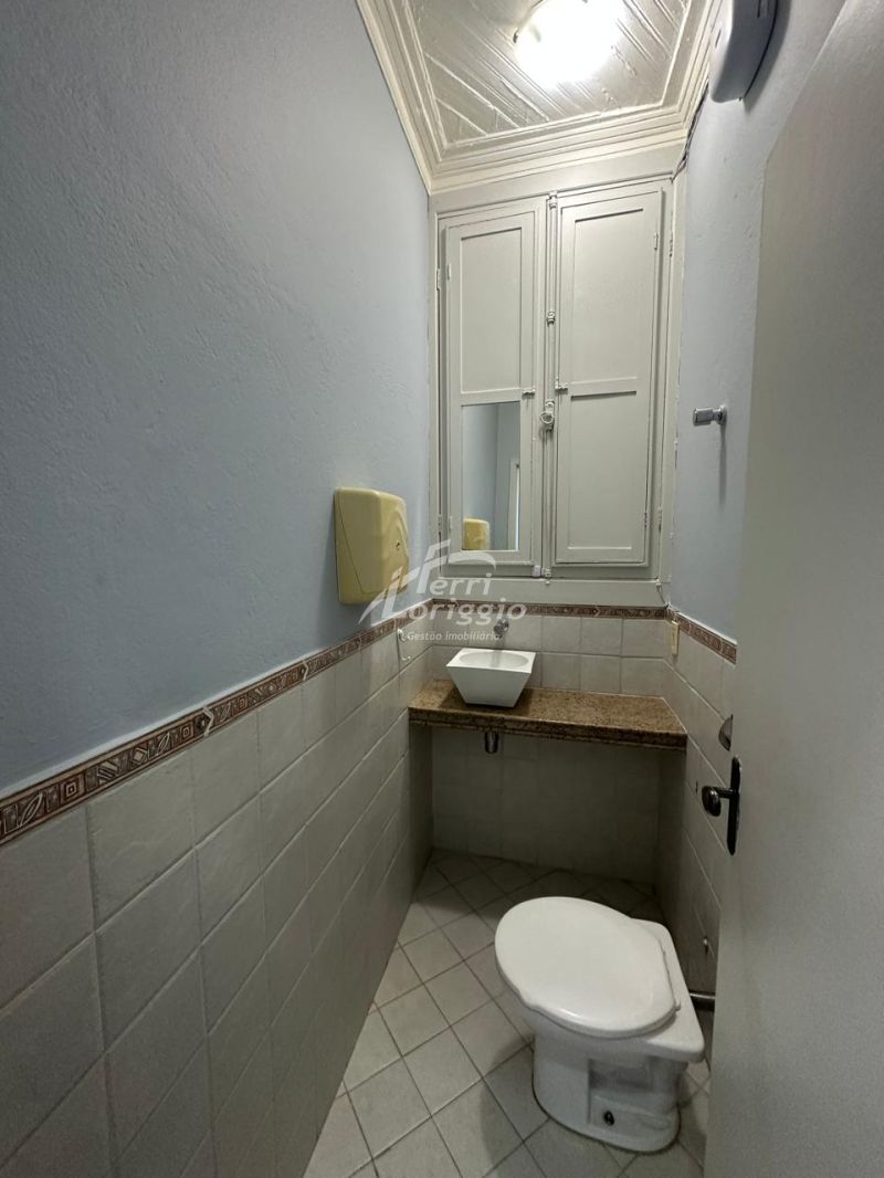 Ponto Comercial com 3 banheiros e 93m² para alugar no bairro Centro, Guaratingueta