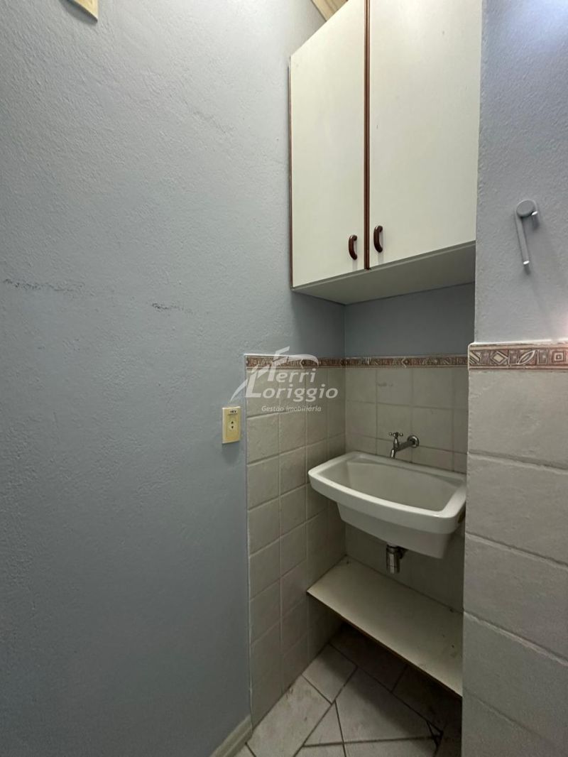 Ponto Comercial com 3 banheiros e 93m² para alugar no bairro Centro, Guaratingueta