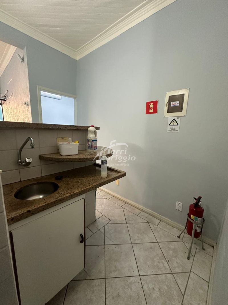 Ponto Comercial com 3 banheiros e 93m² para alugar no bairro Centro, Guaratingueta