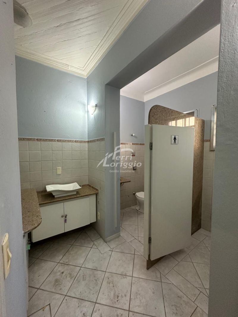 Ponto Comercial com 3 banheiros e 93m² para alugar no bairro Centro, Guaratingueta