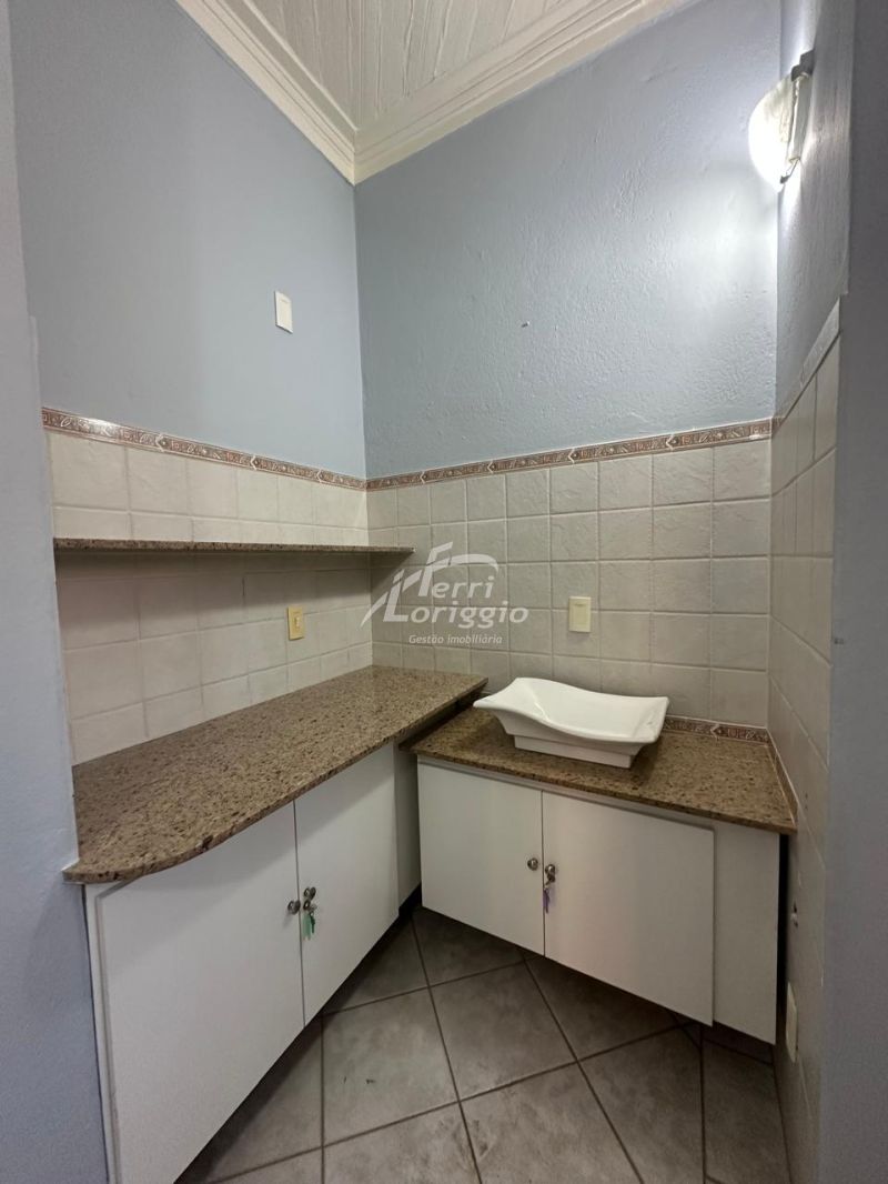 Ponto Comercial com 3 banheiros e 93m² para alugar no bairro Centro, Guaratingueta
