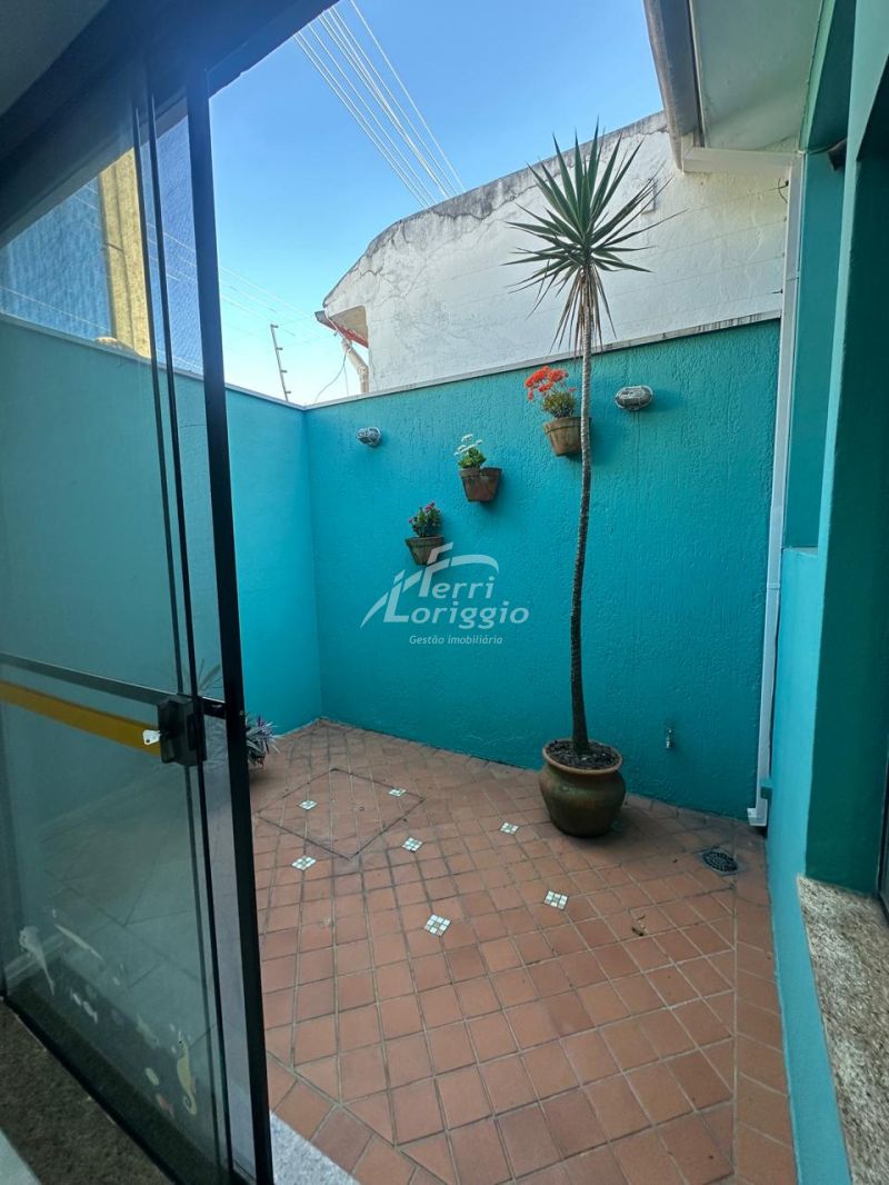 Ponto Comercial com 3 banheiros e 93m² para alugar no bairro Centro, Guaratingueta