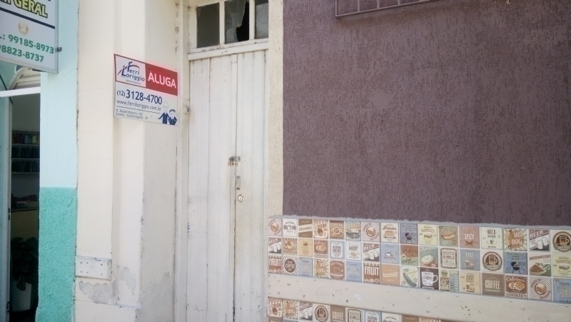 Casa com 4 quartos, 2 banheiros e 124m² para alugar no bairro Centro, Guaratingueta