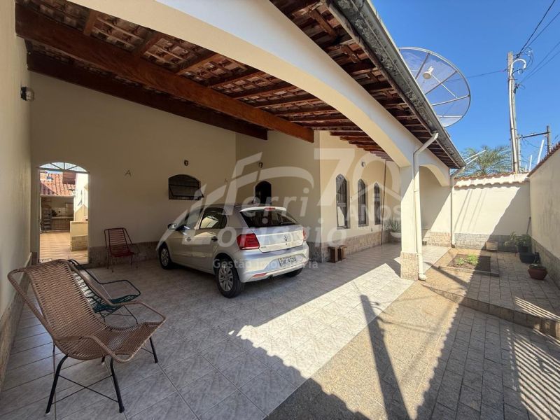 Casa com 3 quartos, 2 banheiros e 187m² à venda no bairro Parque das Arvores, Guaratingueta
