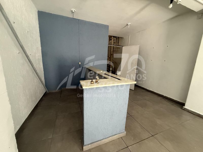 Ponto Comercial com 2 banheiros e 53m² para alugar no bairro Centro, Guaratingueta