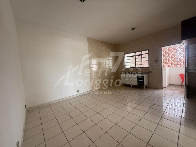 Casa com 2 quartos e 1 banheiro para alugar no bairro Pedregulho, Guaratingueta