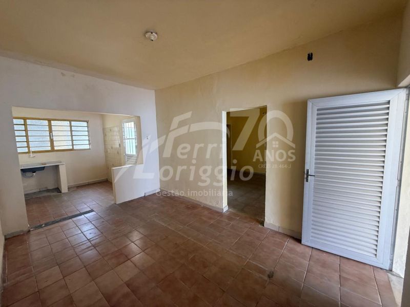 Casa com 5 quartos e 206m² para alugar no bairro Centro, Guaratingueta