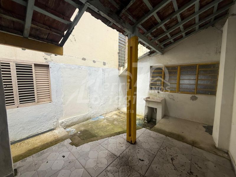 Casa com 5 quartos e 206m² para alugar no bairro Centro, Guaratingueta