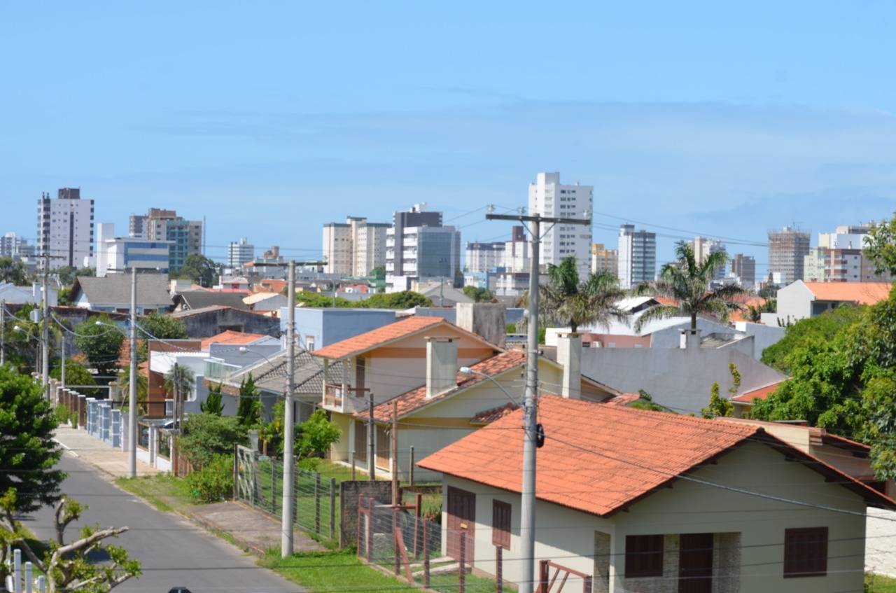 Sobrado com 3 quartos, 2 banheiros e 80m² à venda no bairro Centro, Tramandai