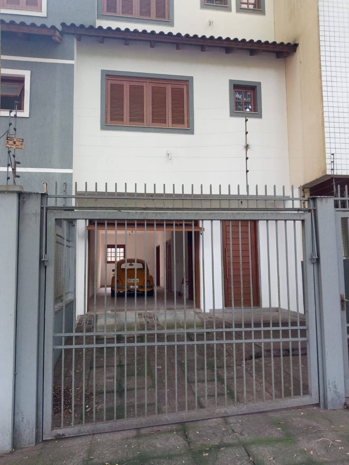 Sobrado com 3 quartos, 2 banheiros e 318m² à venda no bairro Jardim Planalto, Porto Alegre