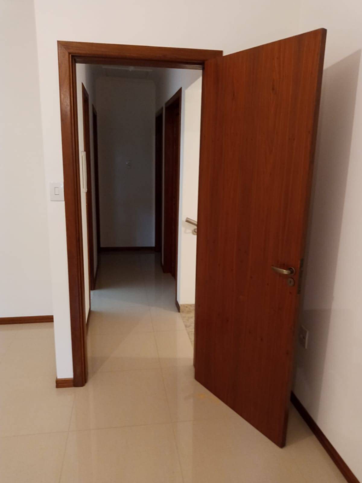 Sobrado com 3 quartos, 2 banheiros e 318m² à venda no bairro Jardim Planalto, Porto Alegre