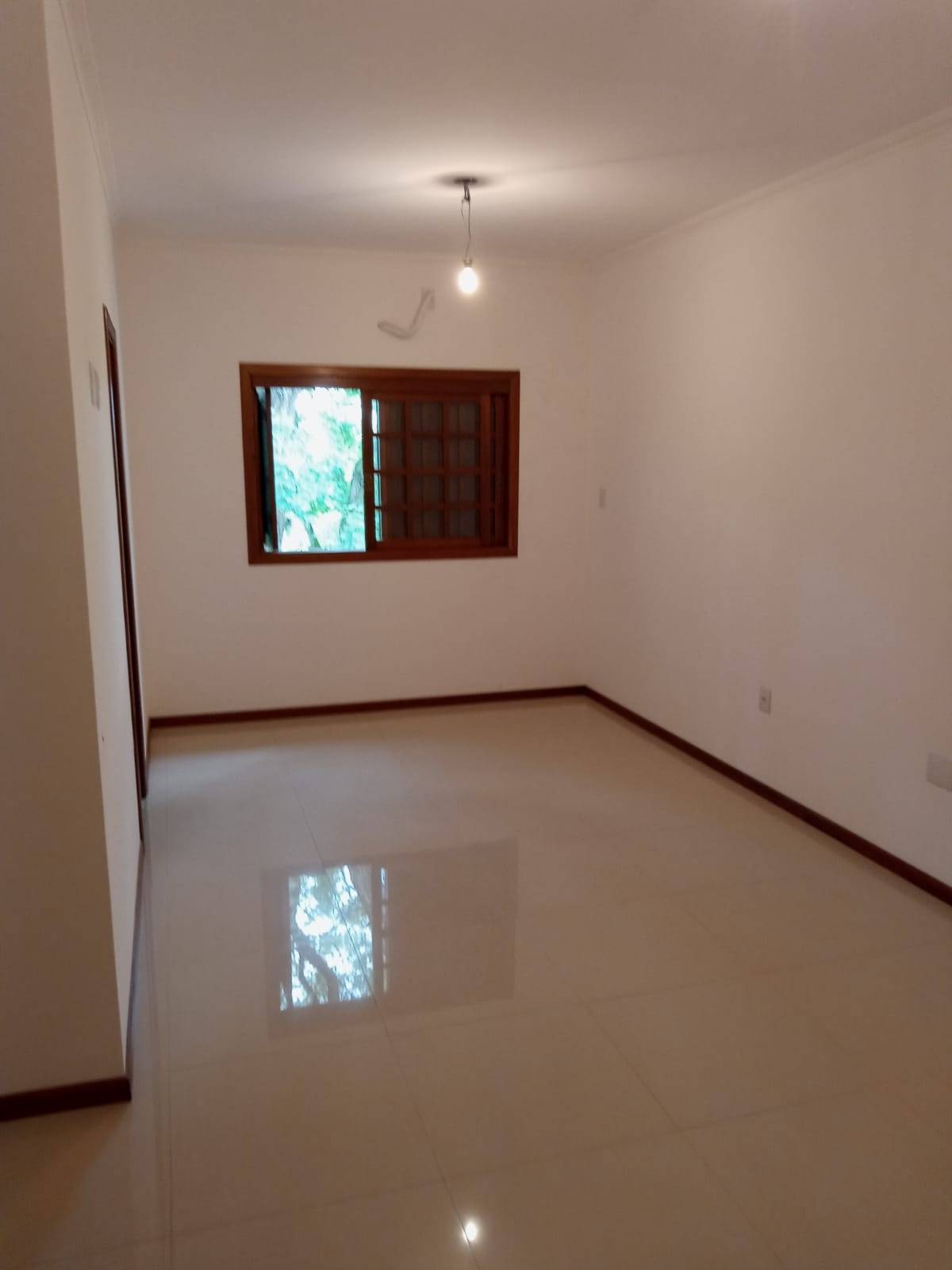 Sobrado com 3 quartos, 2 banheiros e 318m² à venda no bairro Jardim Planalto, Porto Alegre