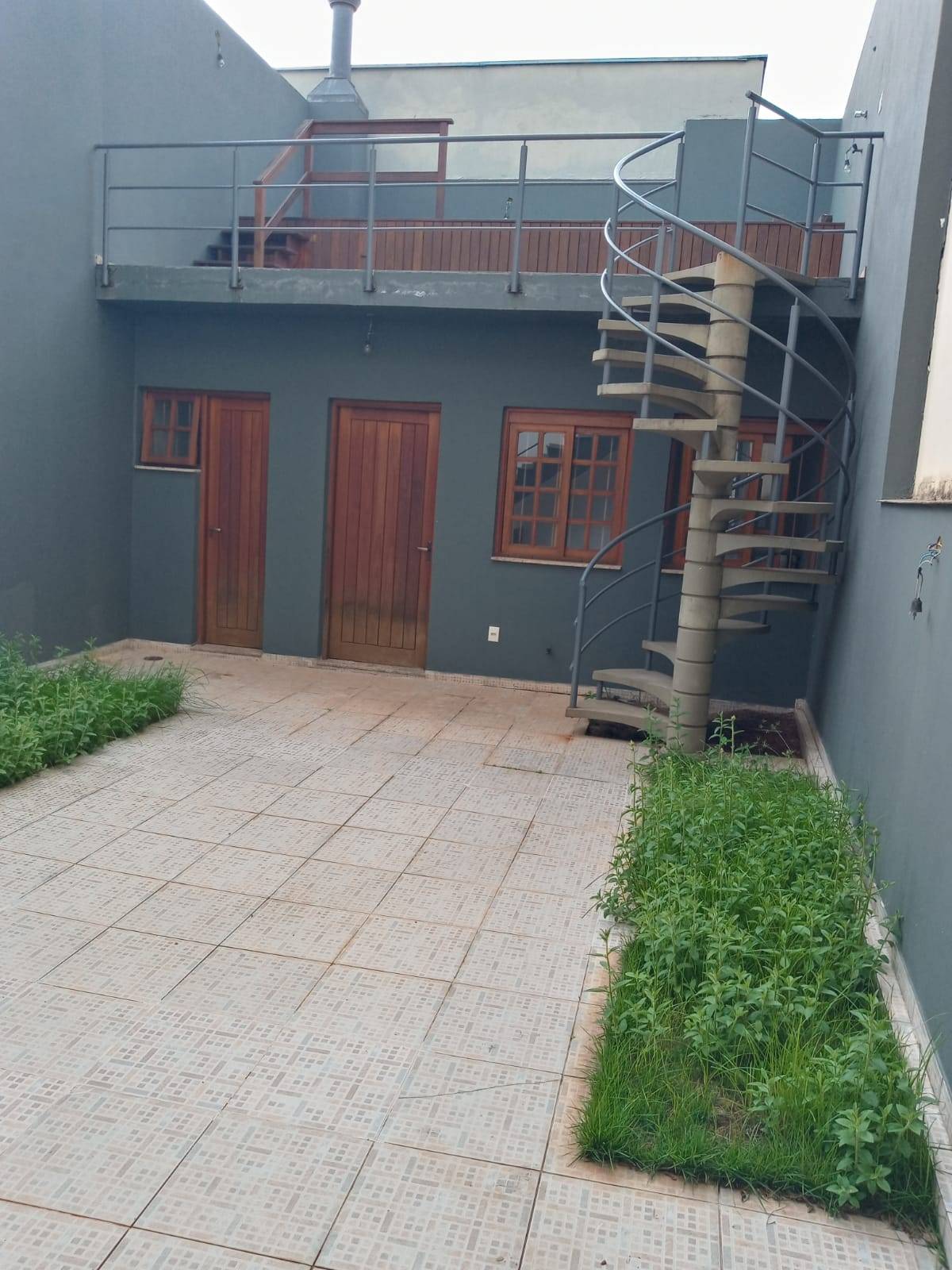 Sobrado com 3 quartos, 2 banheiros e 318m² à venda no bairro Jardim Planalto, Porto Alegre